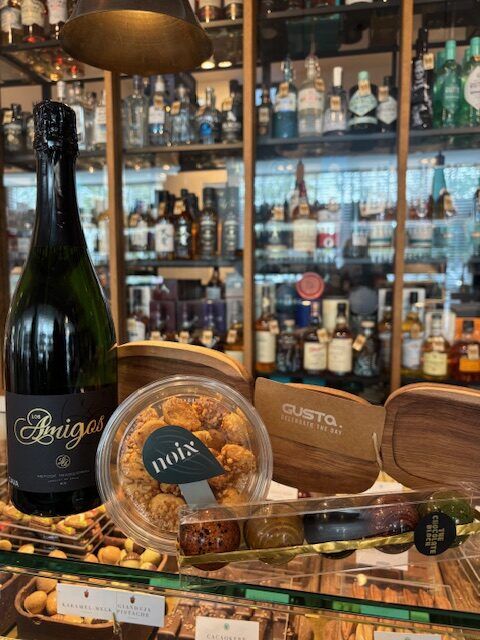 Kerst Pakket met Wijn, Picasso Bonbons, Borrelplank en Delicatessen