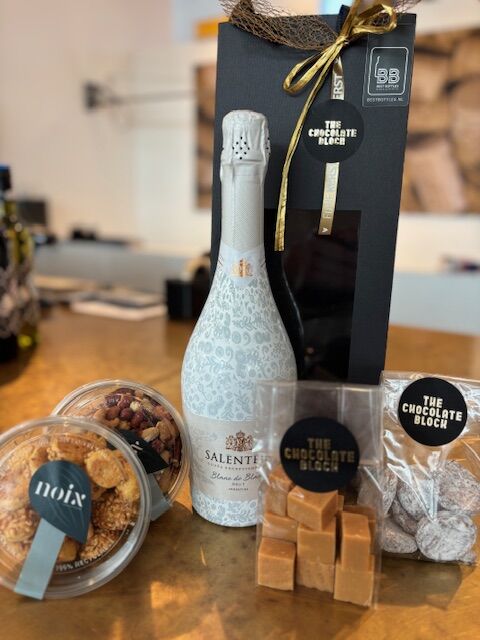 Salentein Blanc de Blanc met Delicatessen in Luxe Draagtas
